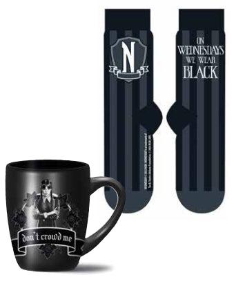 PYRAMID WEDNESDAY MUG & SOCK SET [WEAR BLACK] - Disponibile in 2/3 giorni lavorativi