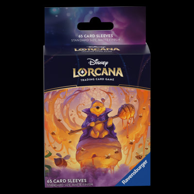 RAVENSBURGER DISNEY: LORCANA - MARE DI AZZURRITE SLEEVE - WINNIE THE POOH - HUNNY WIZARD SET 6 - Disponibile in 2/3 giorni lavorativi