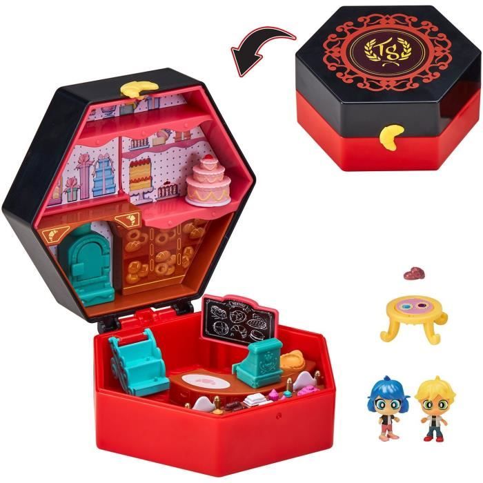 BANDAI - Miraculous Ladybug - Chibi Boulangerie Mini Universe - Mini figure di Marinette e Adrien incluse - P50551 - Disponibile in 3-4 giorni lavorativi